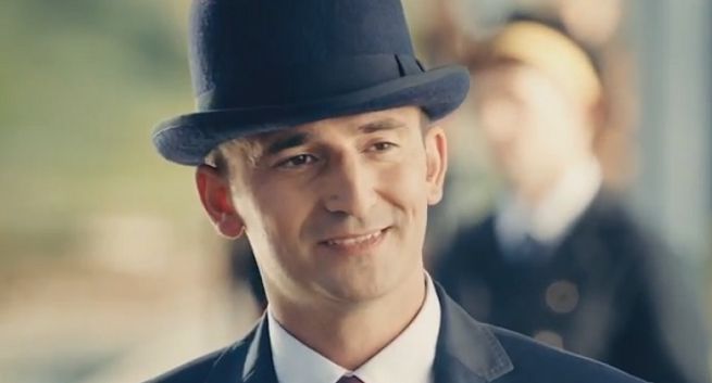 Pogoń za pociągiem z marzeniami reklamuje pożyczkę gotówkową w Alior Banku (wideo)