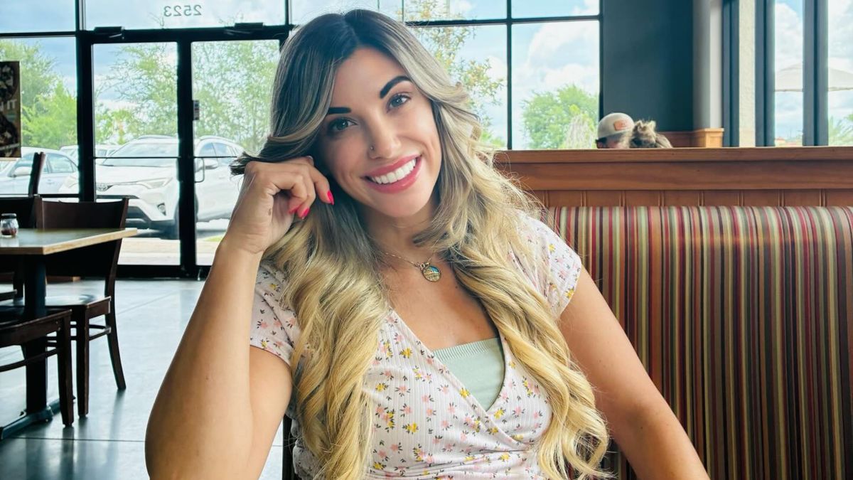 Whitney Lynn wyrzucona z samolotu.