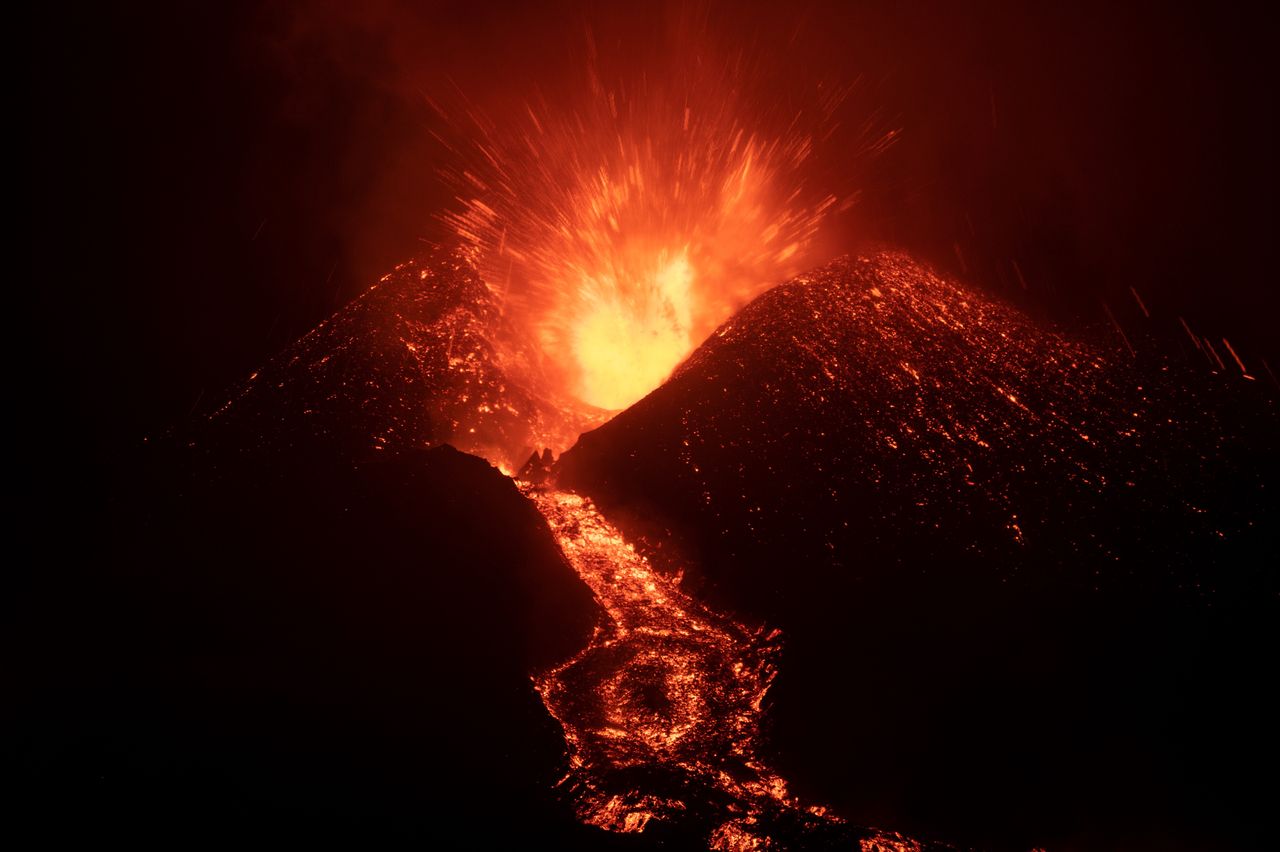 Hiszpański wulkan w fazie największej erupcji. Wyrzuca okruchy na niemal kilometr