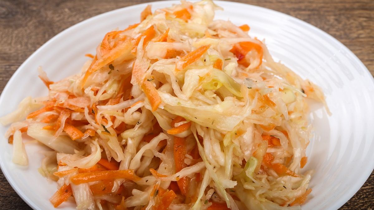 Zetrzyj na tarce, a następnie dodaj do jabłka i marchewki. To najlepsza sałatka na grilla