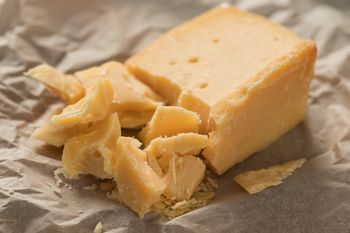 Tak przechowywany ser nie spleśnieje w lodówce. Łatwo uniknąć błędu