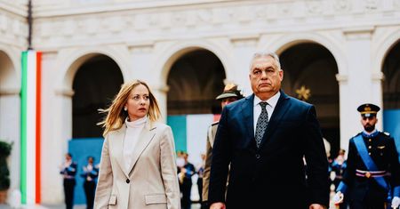 "Fake newsy atakują". Doradca Orbana wściekły na włoskie media