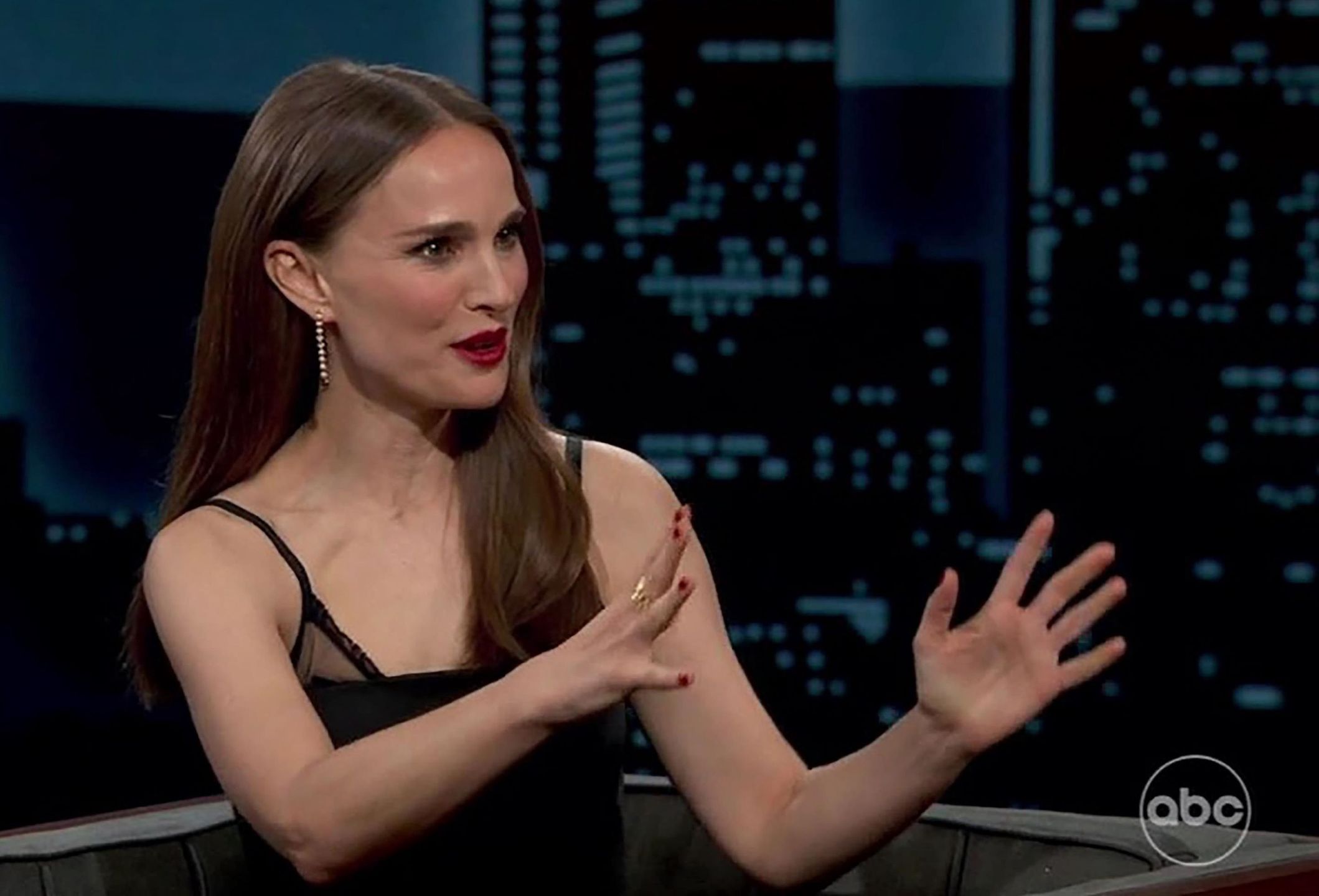 Natalie Portman w czarnej mini. Na jej palcu zabrakło obrączki