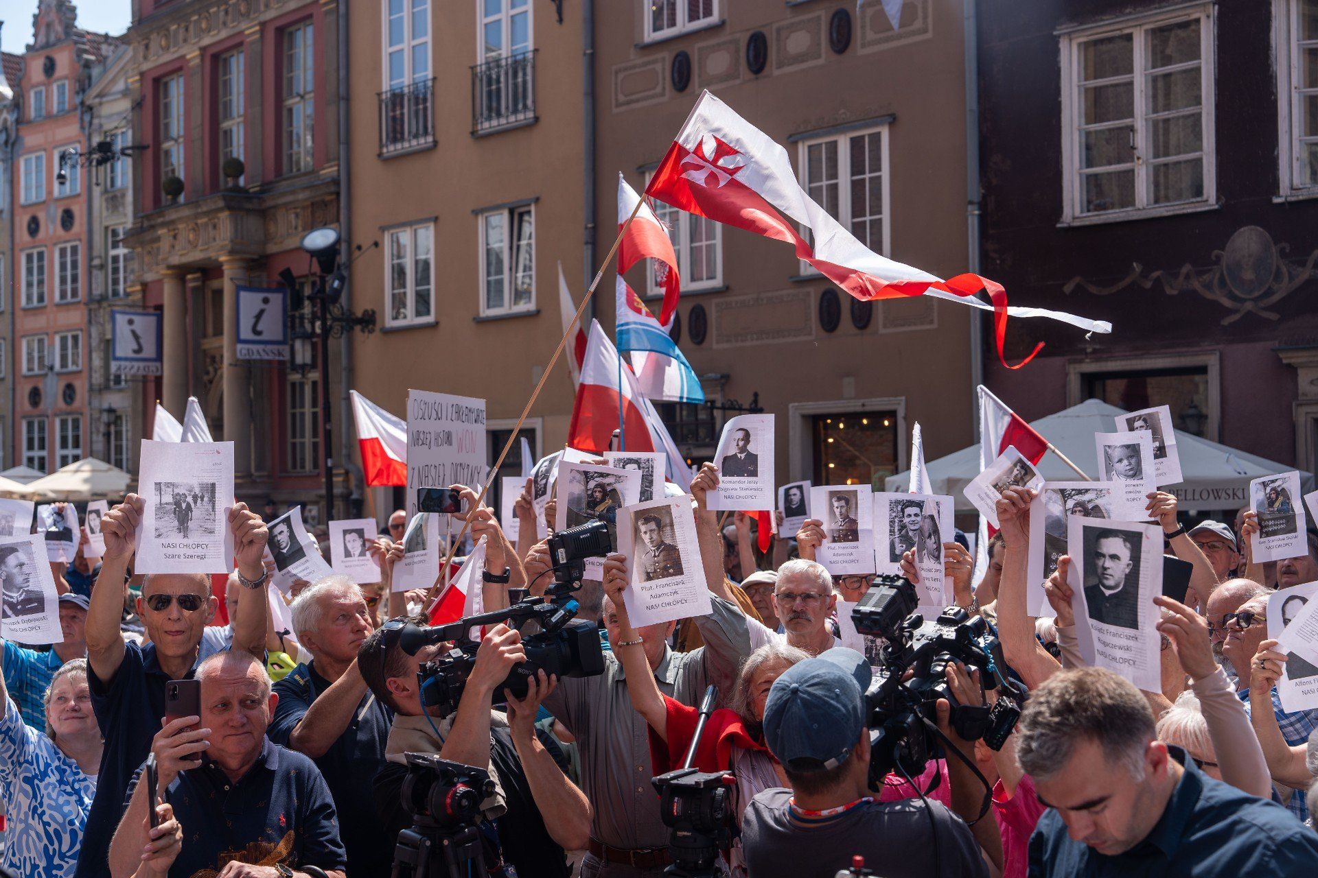 Protest przed Ratuszem Głównego Miasta z powodu wystawy &#34;Nasi chłopcy&#34;