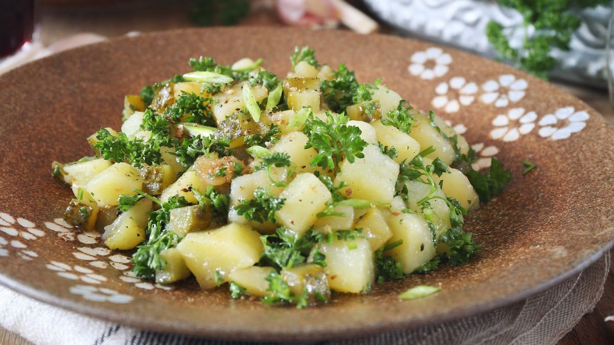 Do lekkiej surówki z ogórka kiszonego dodaj kolorowe warzywa