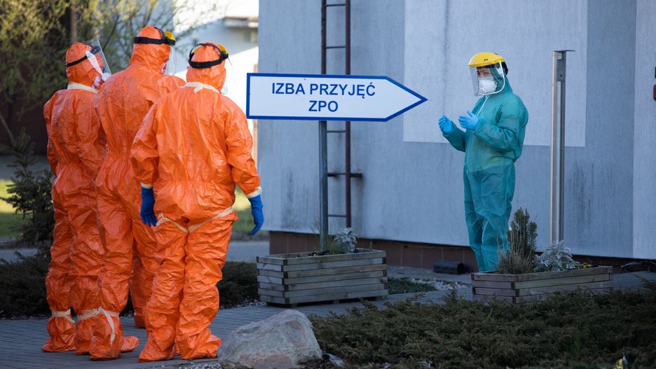 Wrocław. Czy koronawirus jest roznoszony przez sieć 5G? Studenci walczą z fakenewsami