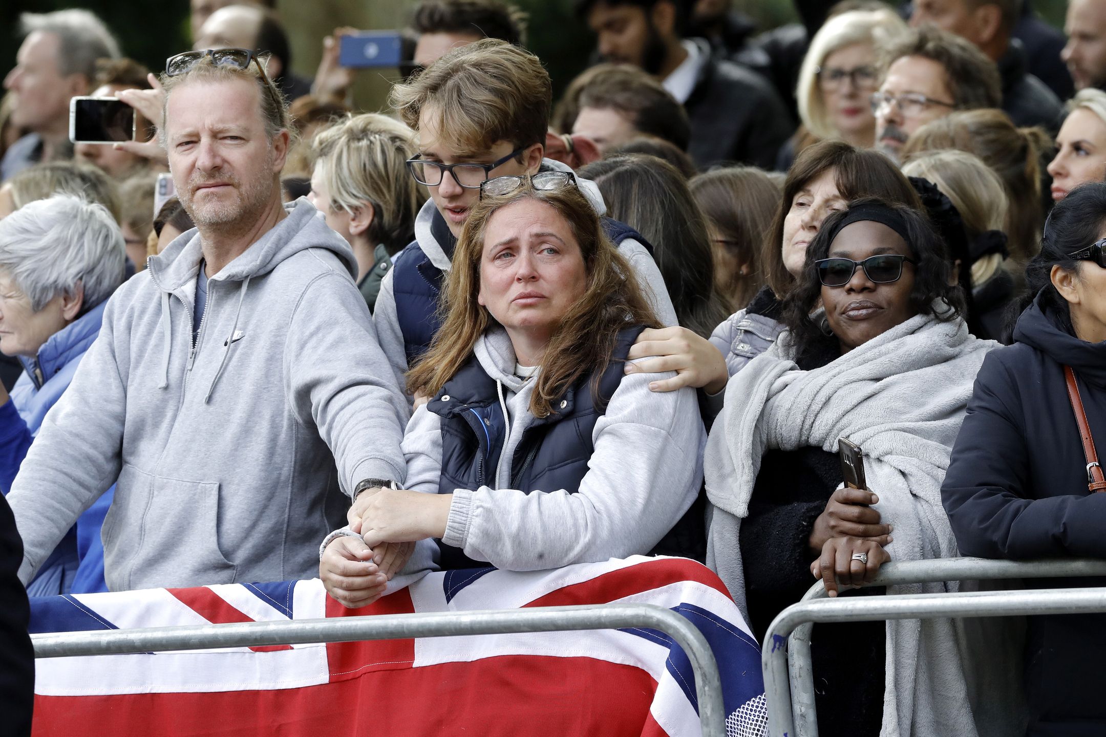 People wait for the State Funeral Procession of Queen Elizabeth II in London, Britain, 19 September 2022. Britain's Queen Elizabeth II died at her Scottish estate, Balmoral Castle, on 08 September 2022. The 96-year-old Queen was the longest-reigning monarch in British history. EPA/OLIVIER HOSLET Dostawca: PAP/EPA.