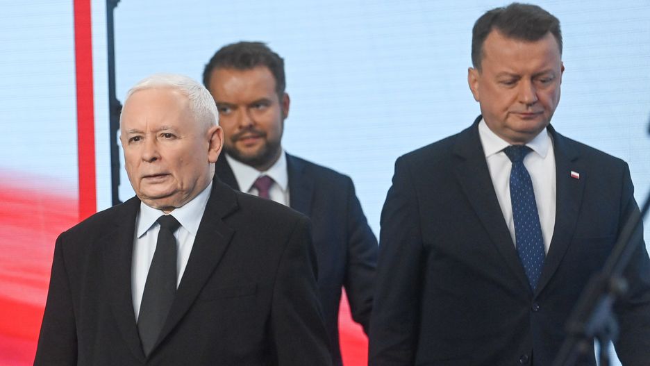 Warszawa, 30.07.2024. Prezes PiS Jarosław Kaczyński (L), rzecznik PiS Rafał Bochenek (2L) oraz przewodniczący KP PiS Mariusz Błaszczak (P) na konferencji prasowej w siedzibie Prawa i Sprawiedliwości przy ul. Nowogrodzkiej w Warszawie, 30 bm. Spotkanie dot. m.in. posiedzenia PKW ws. subwencji dla PiS. (aldg) PAP/Piotr Nowak