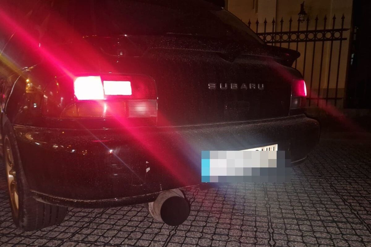 Policjanci zatrzymali subaru do kontroli