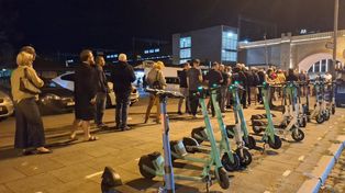 Kolejka-gigant w Krakowie do Nyski pod Halą Targową. Oni wszyscy czekają na... kiełbasę! Tak, tę najsłynniejszą