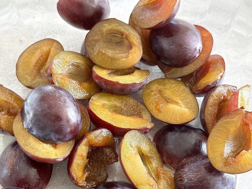 Śliwki obniżają poziom cholesterolu i ciśnienie krwi. Śliwki zawierają pektyny, które wiążą cholesterol w jelitach i zapobiegają jego wchłanianiu do krwiobiegu. Ponadto zawierają potas, który reguluje ciśnienie krwi i zapobiega nadciśnieniu. Dzięki temu pomagają w zapobieganiu miażdżycy tętnic i chorobom serca.