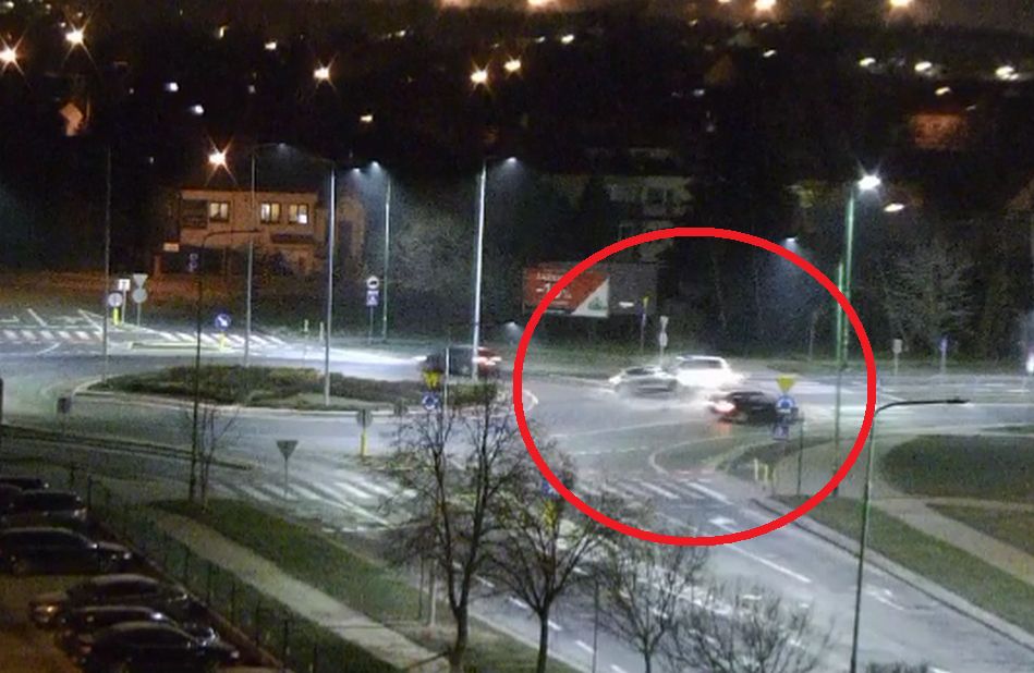 21-latek w BMW przeciął rondo