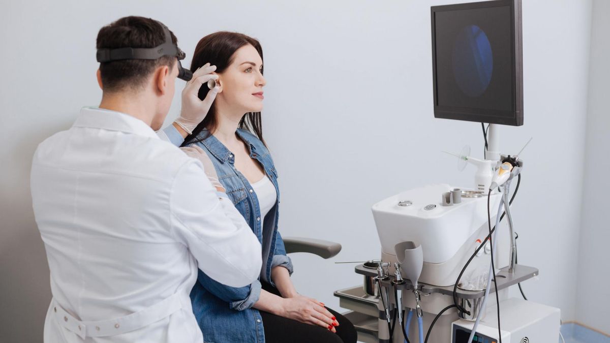 Laryngolog (otolaryngolog) zajmuje się chorobami uszu, gardła, krtani i nosa. 