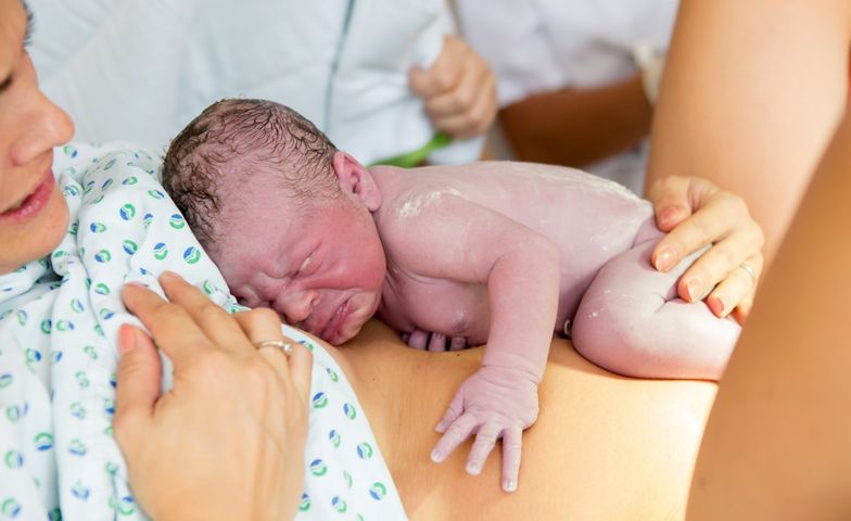 Maź płodowa – skład i rola. Pierwsza kąpiel noworodka