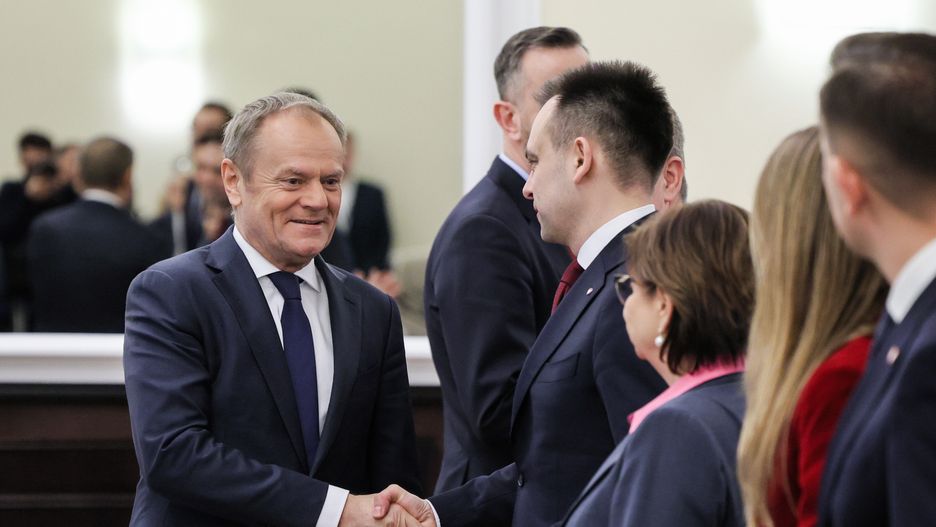 Warszawa, 20.02.2024. Premier Donald Tusk (L) i minister finansów Andrzej Domański (2L) przed posiedzeniem rządu, 20 bm. w KPRM w Warszawie. Rząd na posiedzeniu zajmie się m.in. projektem zakładającym przedłużenie wakacji kredytowych na 2024 rok. (sko) PAP/Paweł Supernak