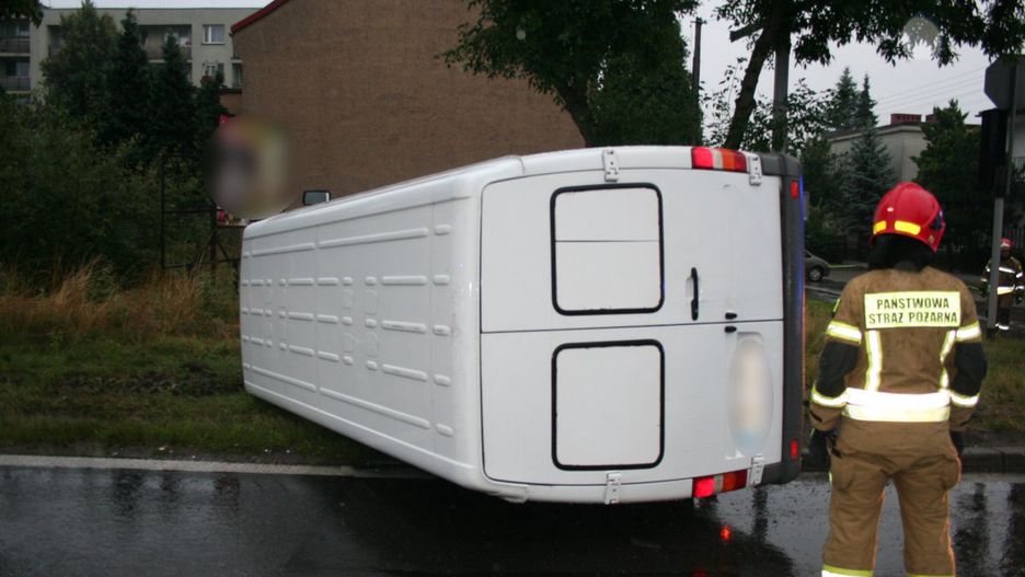 Tarnowskie Góry. O ogromnym szczęściu mogą mówić kierowcy busa i volkswagena, którzy zderzyli się na skrzyżowaniu. 