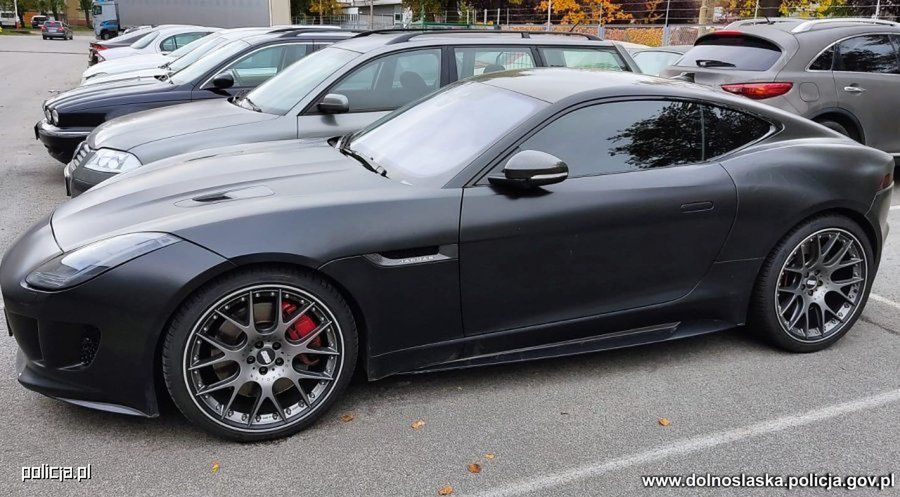 Wrocławska policja odzyskała auto za 300 tys. zł. Jaguara F-Type skradziono w Niemczech