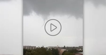 Lublin: Na niebie pojawił się lej trąby powietrznej. Zobacz nagranie [wideo]