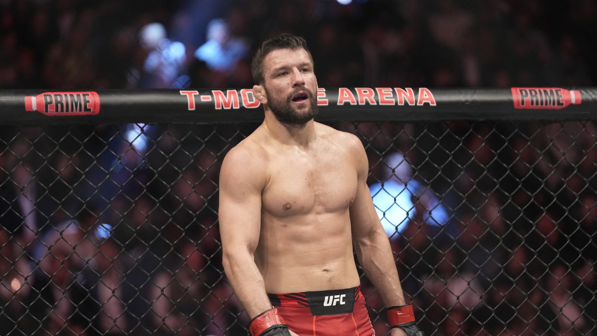 LAS VEGAS, NV - MARCH 4: Mateusz Gamrot prepares to fight Jalin Turner in their Lightweight fight during the UFC 285 event at T-Mobile Arena on March 4, 2023 in Las Vegas, NV, USA. (Photo by Louis Grasse/PxImages/Icon Sportswire via Getty Images)