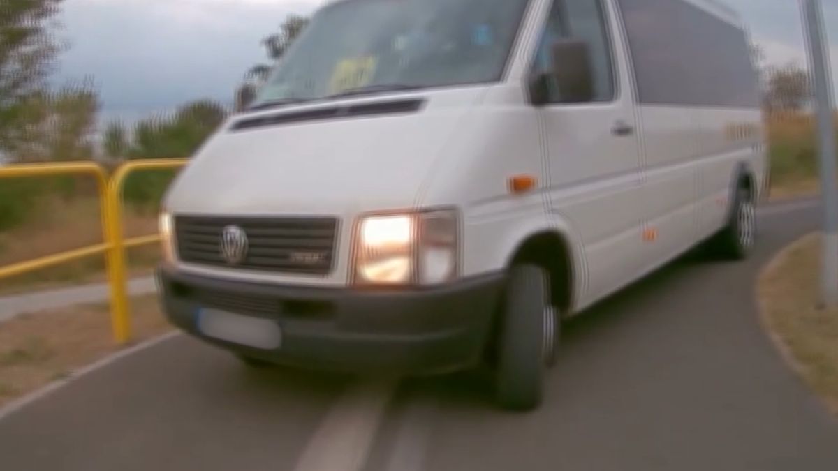 Kierowca busa jechał ścieżką dla rowerów