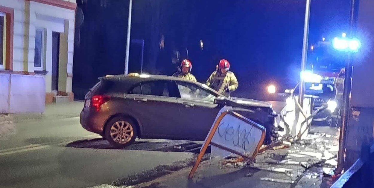 Bytów: Pijani kierowcy. Jeden uderzył w drzewo - drugi w bariery