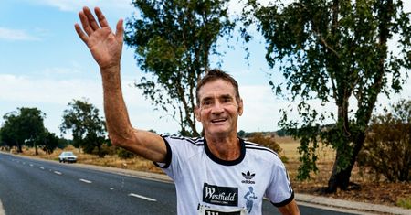 Nie spał kilka dni. Wygrał ultramaraton w gumowcach