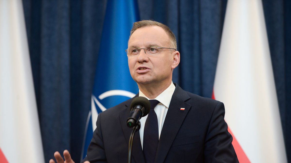 Warszawa, 04.04.2024. Prezydent RP Andrzej Duda podczas wypowiedzi dla mediów, 4 bm. w Pałacu Prezydenckim w Warszawie. Prezydent wystosował list do przywódców państw NATO z propozycją, aby poziom minimalnych wydatków na obronność został podniesiony z 2 procent na 3. (mr) PAP/Marcin Obara