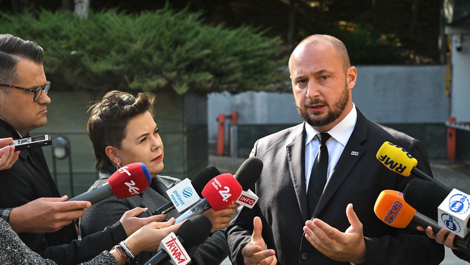 Jacek Siewiera
Warszawa, 10.10.2023. Szef Biura Bezpiecze�stwa Narodowego Jacek Siewiera podczas wypowiedzi dla medi�w, po zako�czeniu spotkania w siedzibie BBN w Warszawie, 10 bm. Szef BBN zapowiedzia� m.in. zmiany kadrowe na najwa�niejszych stanowiskach, po tym jak dow�dcy polskiej armii, Szef Sztabu Generalnego Wojska Polskiego gen. Rajmund Andrzejczak i dow�dca operacyjny gen. Tomasz Piotrowski, podali si� do dymisji. (mr) PAP/Radek Pietruszka
Radek Pietruszka
BBN, bezpiecze�stwo, polityk, polityka, spotkanie, sytuacja na Bliskim Wschodzie, sytuacja w Izraelu, briefing prasowy, konferencja prasowa, dymisja, z�o�yli wypowiedzenie stosunku s�u�bowego, genera�, genera�owie, dow�dc�w Wojska Polskiego, WP