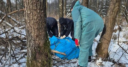 Leżał pod drzewem. "Kolejny przypadek". Musieli założyć kombinezony