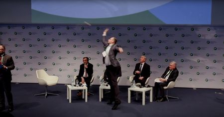 Jajka poszły w ruch. Awantura na spotkaniu z wicepremierem