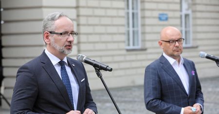 Druga dawka szczepionki przeciw COVID-19. Zaszczepimy się na wyjeździe? Od lipca nowe zasady