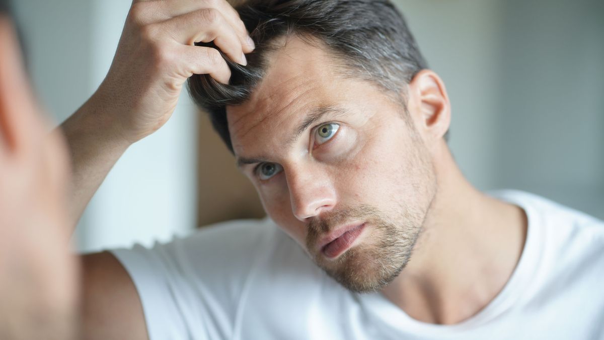 Piloxidil to płyn na skórę, który hamuje wypadanie włosów.