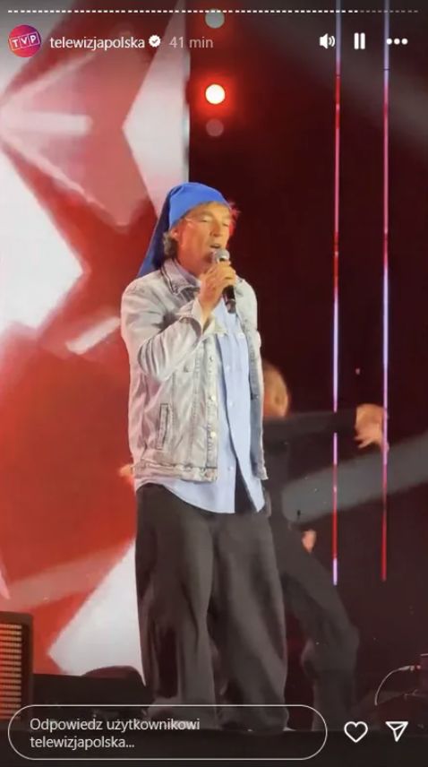 Jacek Stachursky w osobliwej stylizacji na jednym z koncertów