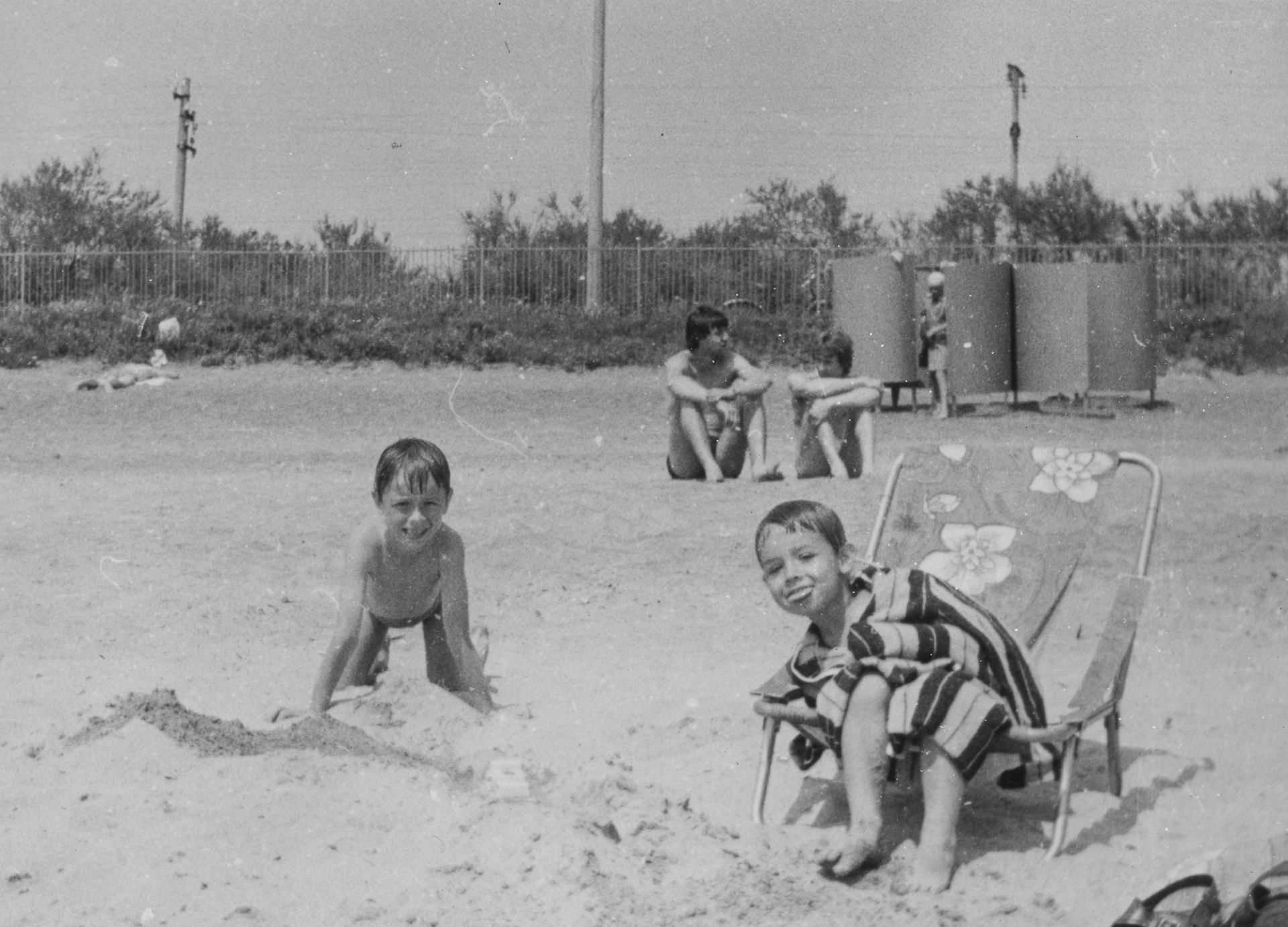 Dzieci na Bułgarskiej plaży w latach 80.