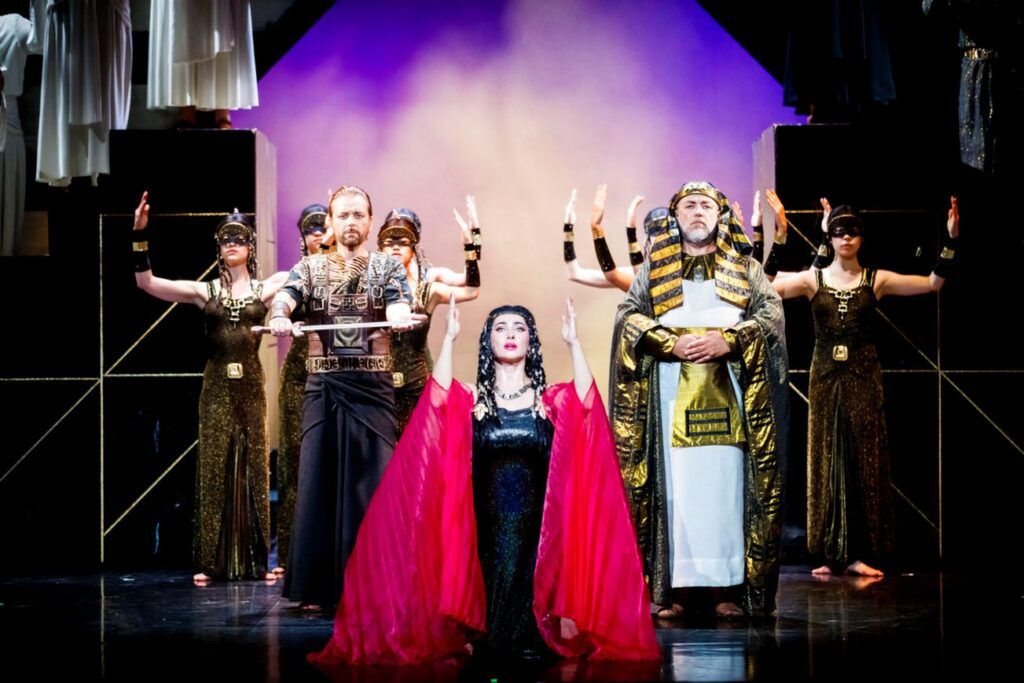 Arnold Rutkowski (Radames), Rusłana Koval (Kapłanka) i Grzegorz Szostak (Ramfis) © Krzysztof Bieliński