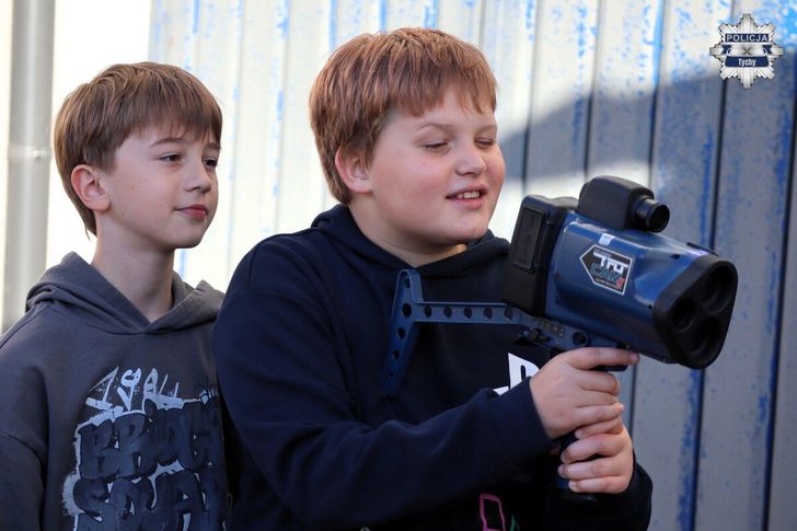 Dwaj 10-latkowie znaleźli portfel wypchany pieniędzmi! Gdy policjanci dowiedzieli się, co zrobili chłopcy, zaprosili ich do komendy