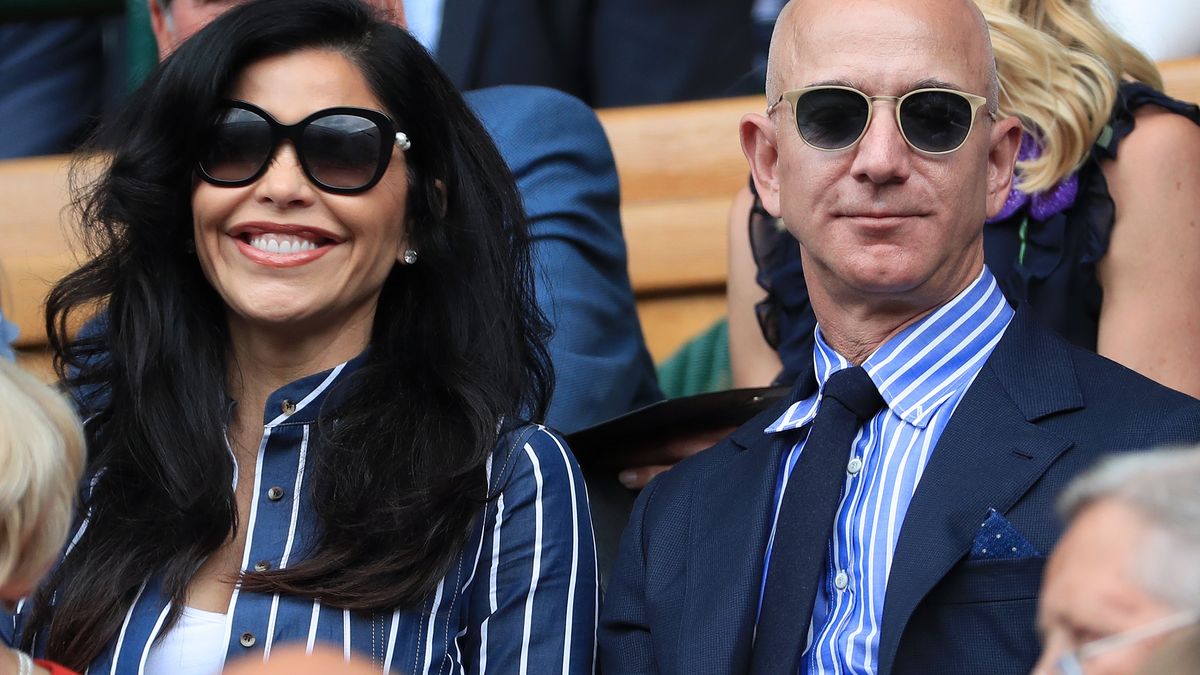 Po prawej stronie multimiliarder Jeff Bezos, założyciel Amazona