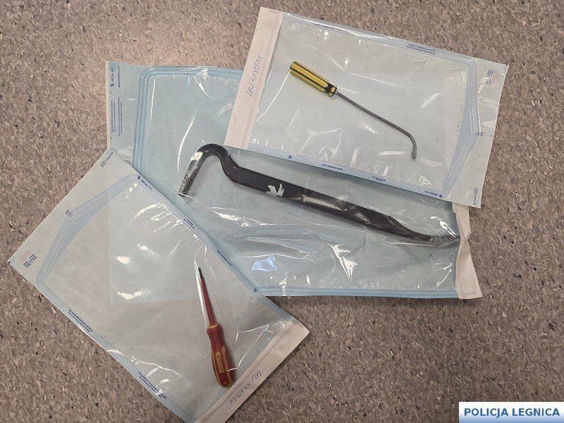 Legnica: 26-latek włamał się do pomieszczenia gospodarczego, zjadł cukierki, rozsypał narkotyki i usnął. Obudzili go policjanci