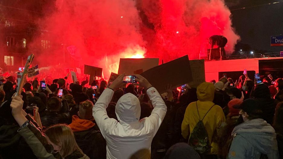 Aborcja w Polsce. Kolejny protest w Warszawie po decyzji TK. Użyto pirotechniki
