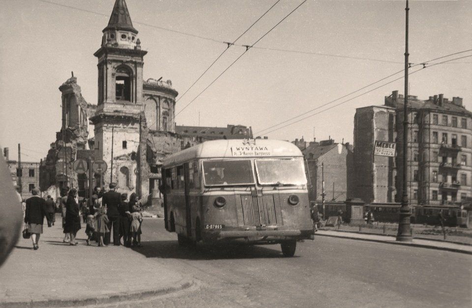 Autobus Chevrolet EFD 183 na linii "P" kursujący między Saską Kępą, a placem Unii Lubelskiej. W tle kościół św.Aleksandra na placu Trzech Krzyży.