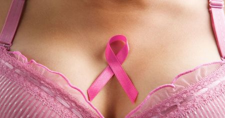 7 symptomów raka piersi innych, niż wyczuwalny guz. Nie powinnaś ich bagatelizować