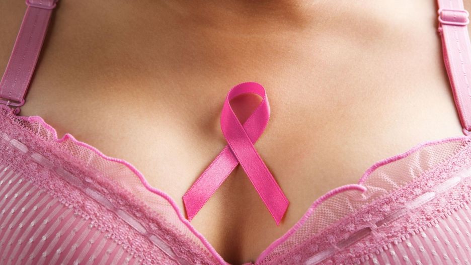 Guzy i zgrubienia wyczuwalne pod palcami podczas badania to najczęstsze objawy raka piersi