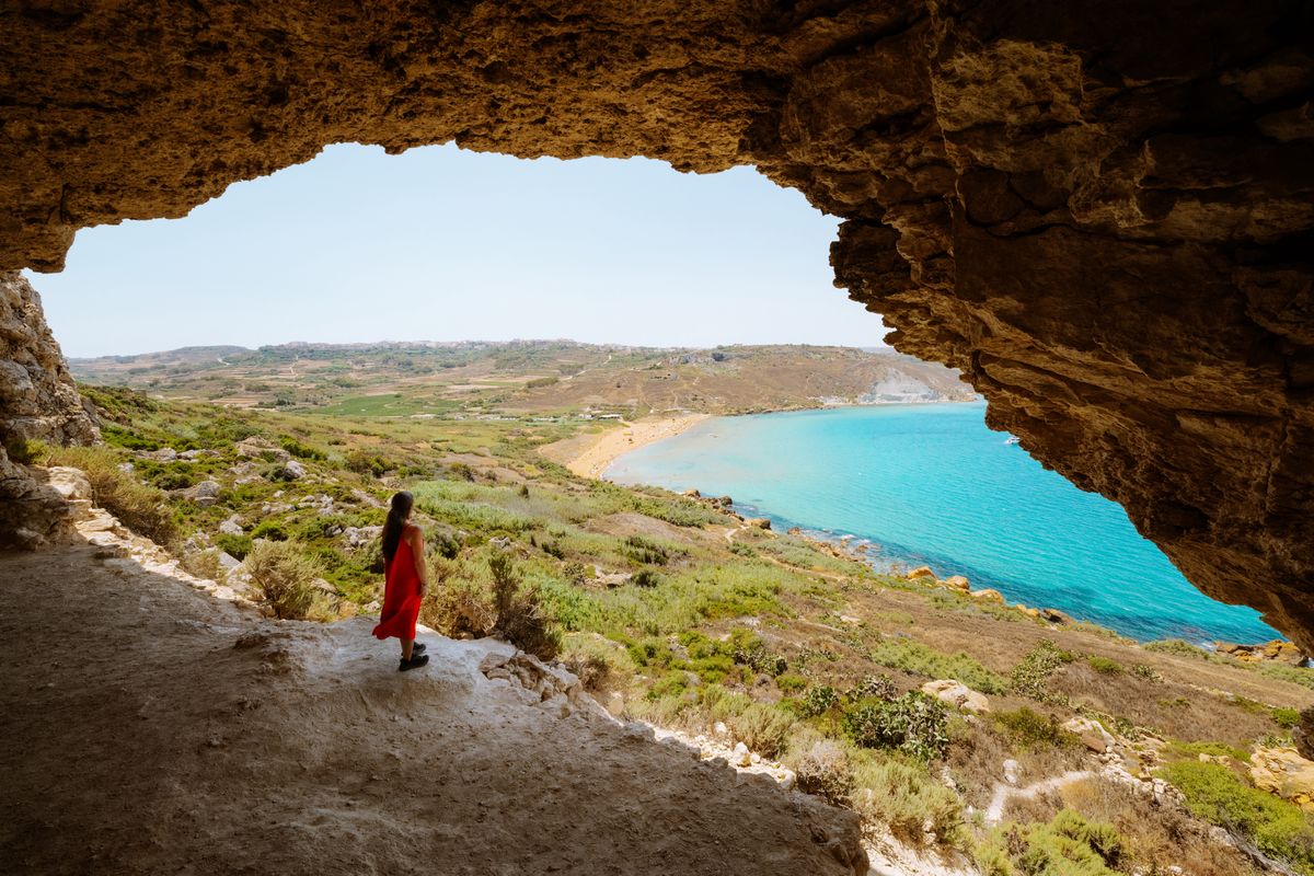 Z Jaskinii Tal-Mixta roztaczają się malownicze widoki na plażę Ramla (Gozo)