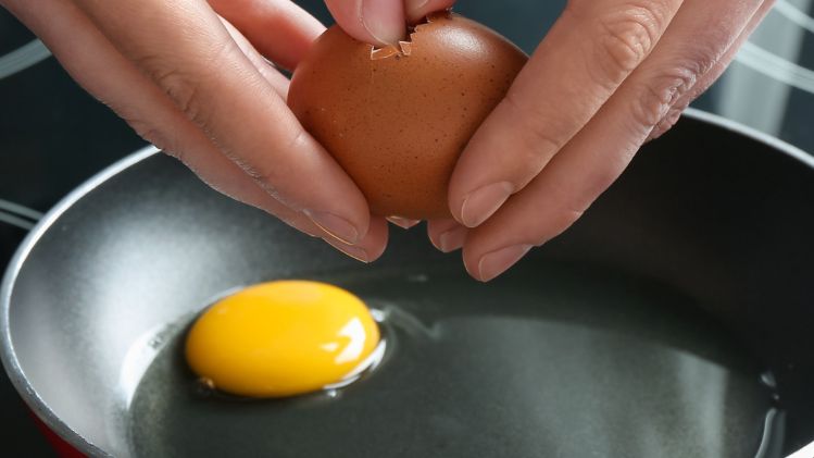 Smażenie jajek na odpowiednim tłuszczu jest ważne