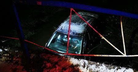 Auto wpadło do rzeki. Dwulatka i mężczyźni w środku. Horror w Starachowicach