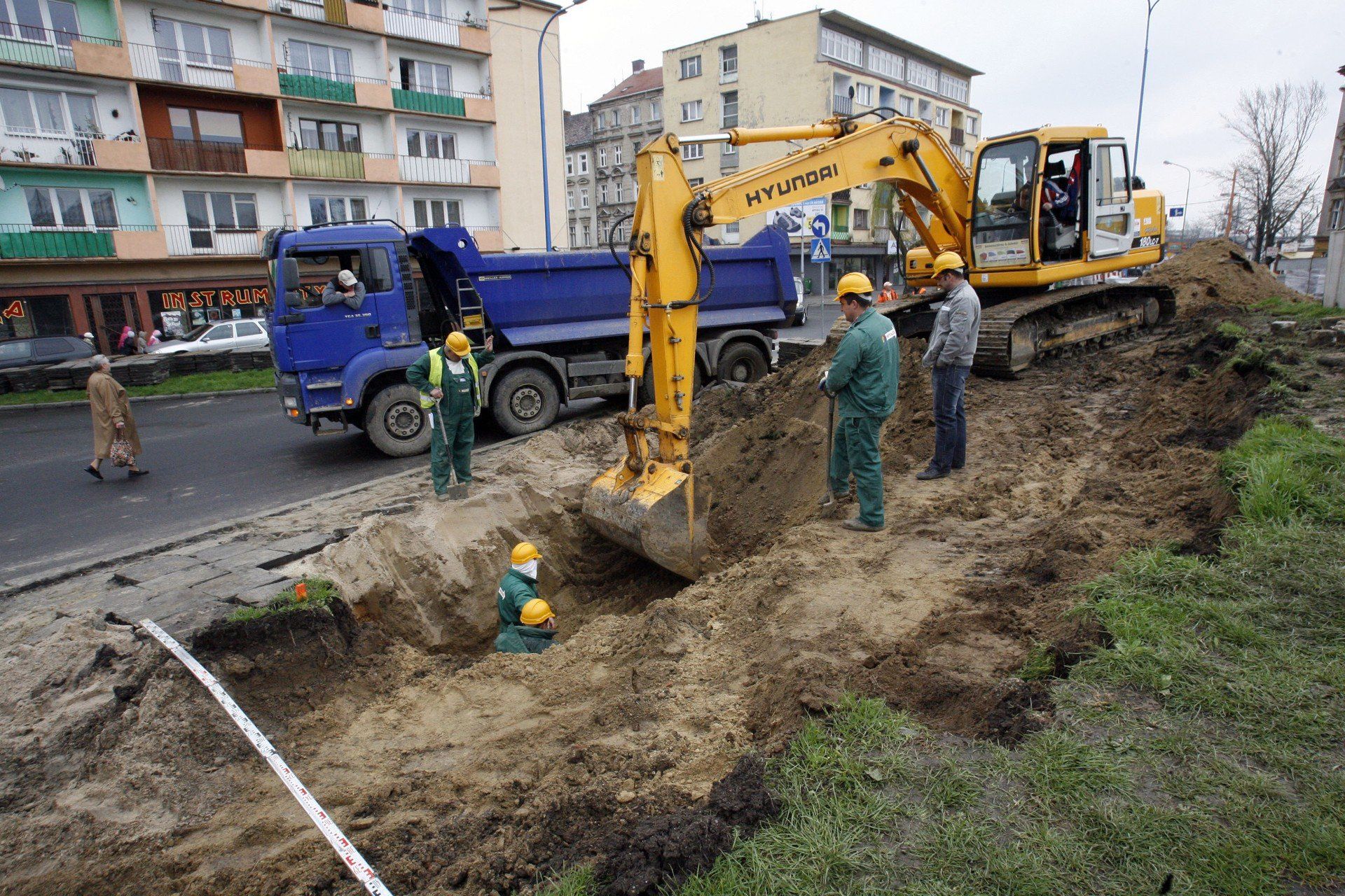 12.04.2010 LEGNICA REMONT ULIC II ARMII WOJSKA POLSKIEGO DROGA PRZEPRAWA REMONTY ULICA ROBOTNICY WYKOPMASZYNA DROGOWA MASZYNY GAZETA WROCLAWSKA PIOTR KRZYZANOWSKI/POLSKAPRESSE