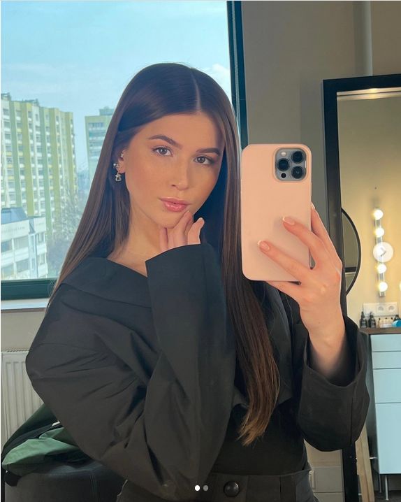 Roksana Węgiel pozuje z bliskimi. Ojciec wokalistki pochwalił się rodzinnym zdjęciem