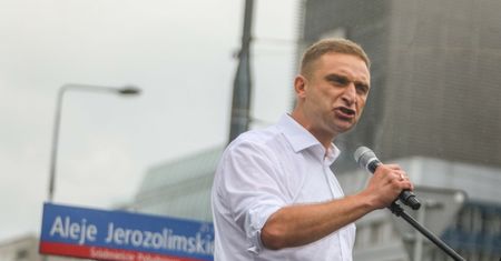 Bąkiewicz skazany. Szarpał i wynosił kobiety sprzed kościoła