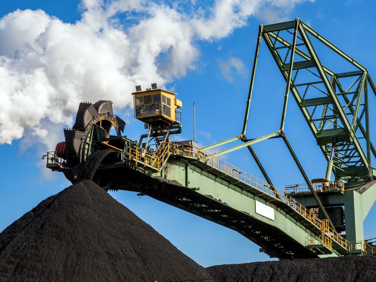 Maszyna wydobywcza pracująca w kopalni węgla.