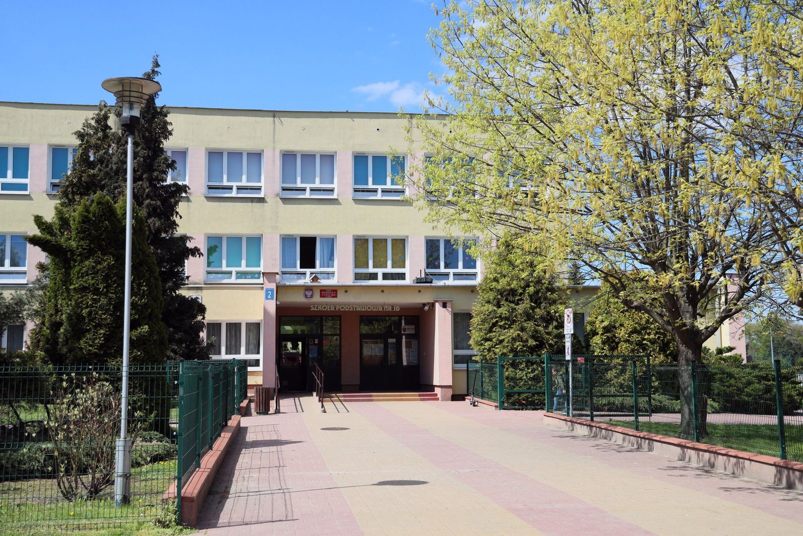 Szkoła Podstawowa Nr 16, ul. PoturzyńskaBarszcz Ewa - Szkoła Podstawowa nr 16 - 182 458 zł rocznie, 15 204 zł miesięcznie